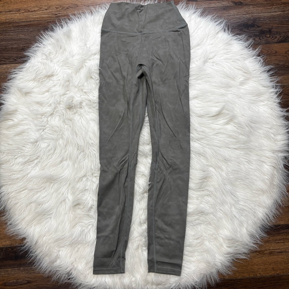 Crop Shop Boutique Scrunch Butt Marbled Leggings size Women’s Small